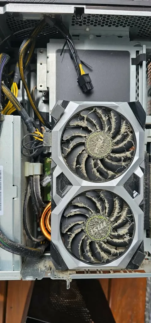 Dusty MSI GPU fans before cleaning